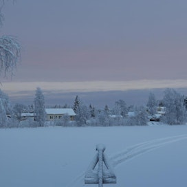 Joulukuun hämyinen lumitunnelma Utajärvellä näyttäytyy lukijan kuvassa. Miltä talvi näyttää sinun kotimaisemissa, kun talven pimeimmät päivät ovat käsillä? Tiistaina 21.12. on talvipäivänseisaus.