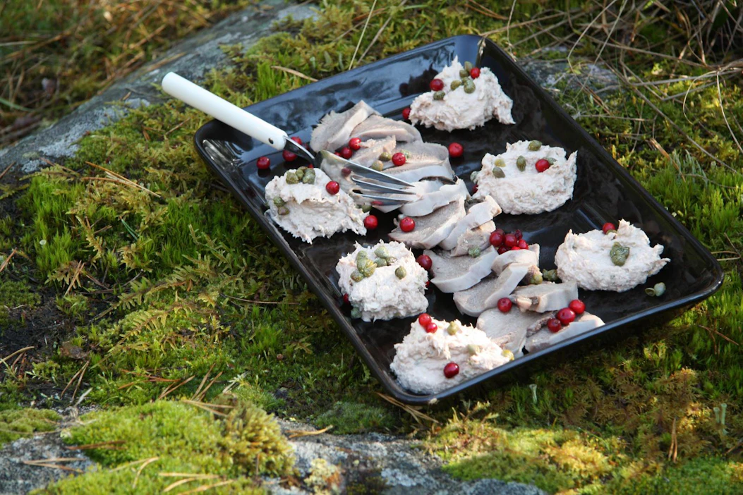 Julkilausumassa vaaditaan yhtenäistä menettelyä kaikkiin teurastamoihin. Esimerkiksi kieliä kaikki teurastamot eivät suostu irrottamaan. Kuvassa hirven kieltä.