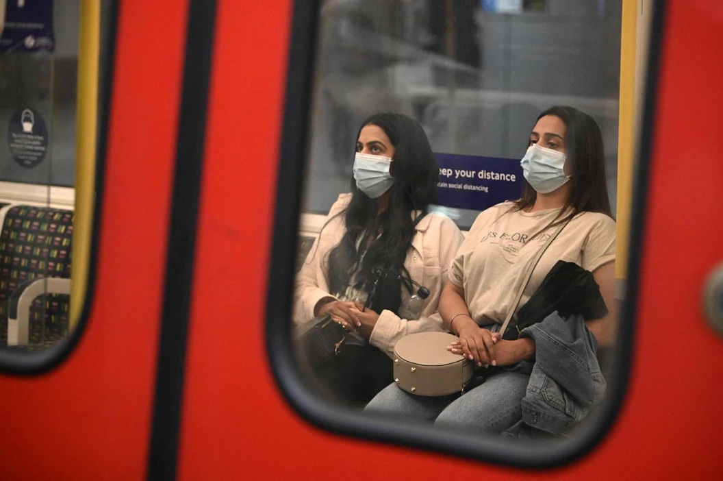 WHO kehottaa valtioita varovaisuuteen koronarajoitusten purussa. Kuva Lontoon metrosta. LEHTIKUVA/AFP