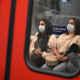WHO kehottaa valtioita varovaisuuteen koronarajoitusten purussa. Kuva Lontoon metrosta. LEHTIKUVA/AFP