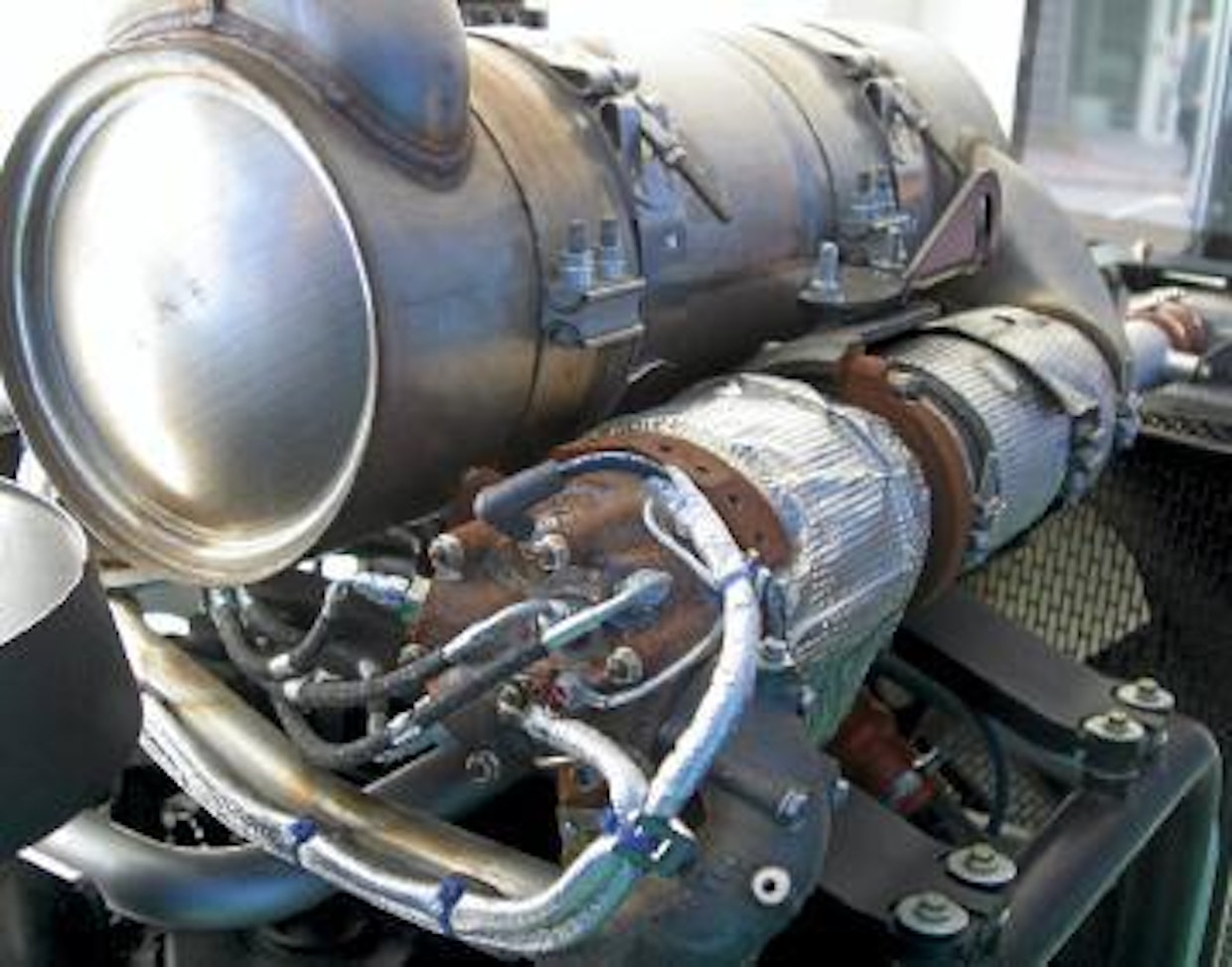 Perkinsin suurimmissa moottoreissa hiukkassuodin nostetaan regenerointilämpöön pakolinjaan ahtimen jälkeen sijoitetulla polttimella.