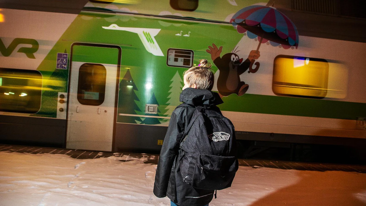 VR:llä ei ole määritelty yksin matkustavalle lapselle ikärajaa. Lapset matkustavat vanhemman vastuulla.