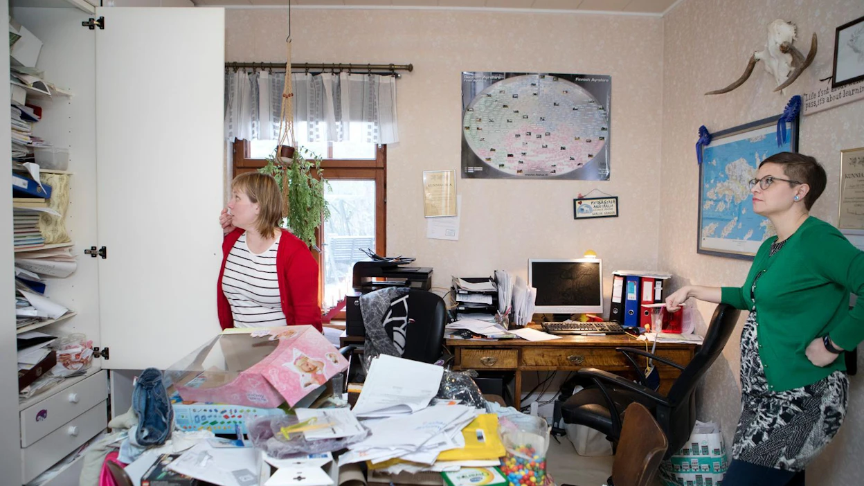Työhuone on perheenäidin valtakuntaa, mutta myös lasten askarteluille on konttorihuoneessa tilaa. Sonja Ek-Johansson (vas.) sanoo siirtyneensä sähköiseen asiointiin aina kun voi, mutta eläintilalla myös paperia kertyy. Ammattijärjestäjä Ilana Aalto miettii ratkaisuja tavaranpaljouteen.