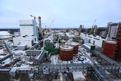 Metsä Groupin biotuotetehtaan rakennustyöt ja laitteiden asennukset ovat edenneet Äänekoskella jo niin pitkälle, että tammi–helmikuussa päästään aloittamaan tehtaan testaus- ja koekäyttövaihe.