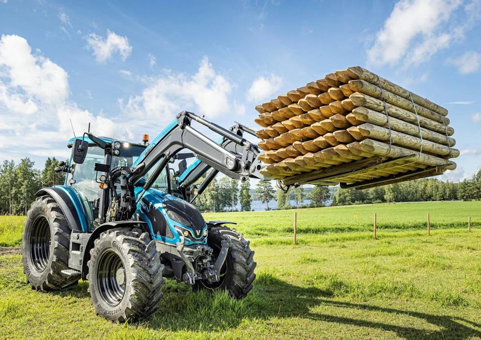 G-sarja on voittanut jo Tractor Of the Year -palkinnon ja nyt G135 -malli pokkasi Red Dot -palkinnon muotoilustaan.