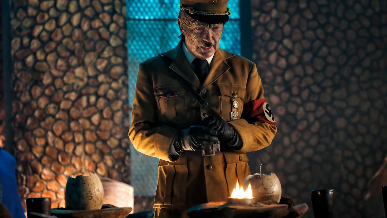 Adolf Hitler (Udo Kier) piileskelee Maan keskipisteessä yhdessä muiden hallitsijoiden kanssa.