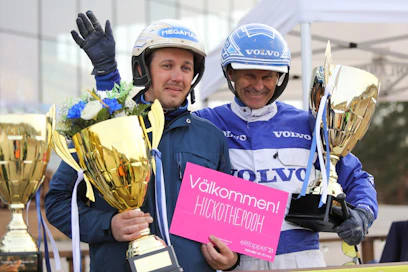 Omistaja-hoitaja Ernestas Tijunelis ja ohjastaja Vidar Hop juhlivat tämän vuoden Finlandia-ajon voittoa, joka toi heille myös kutsun Elitloppetiin.
