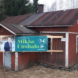 Kuvan vaalimainos hämmensi ohikulkijan. &quot;Maaseudun autioituminen ja talojen yhä lisääntyvä hylkääminen on surullinen asia. Tällainen mainonta voi tuntua pahalta&quot;, ajattelee valtatie 23:n varrella Kankaanpäässä kuvan napannut Pekka Väisänen.