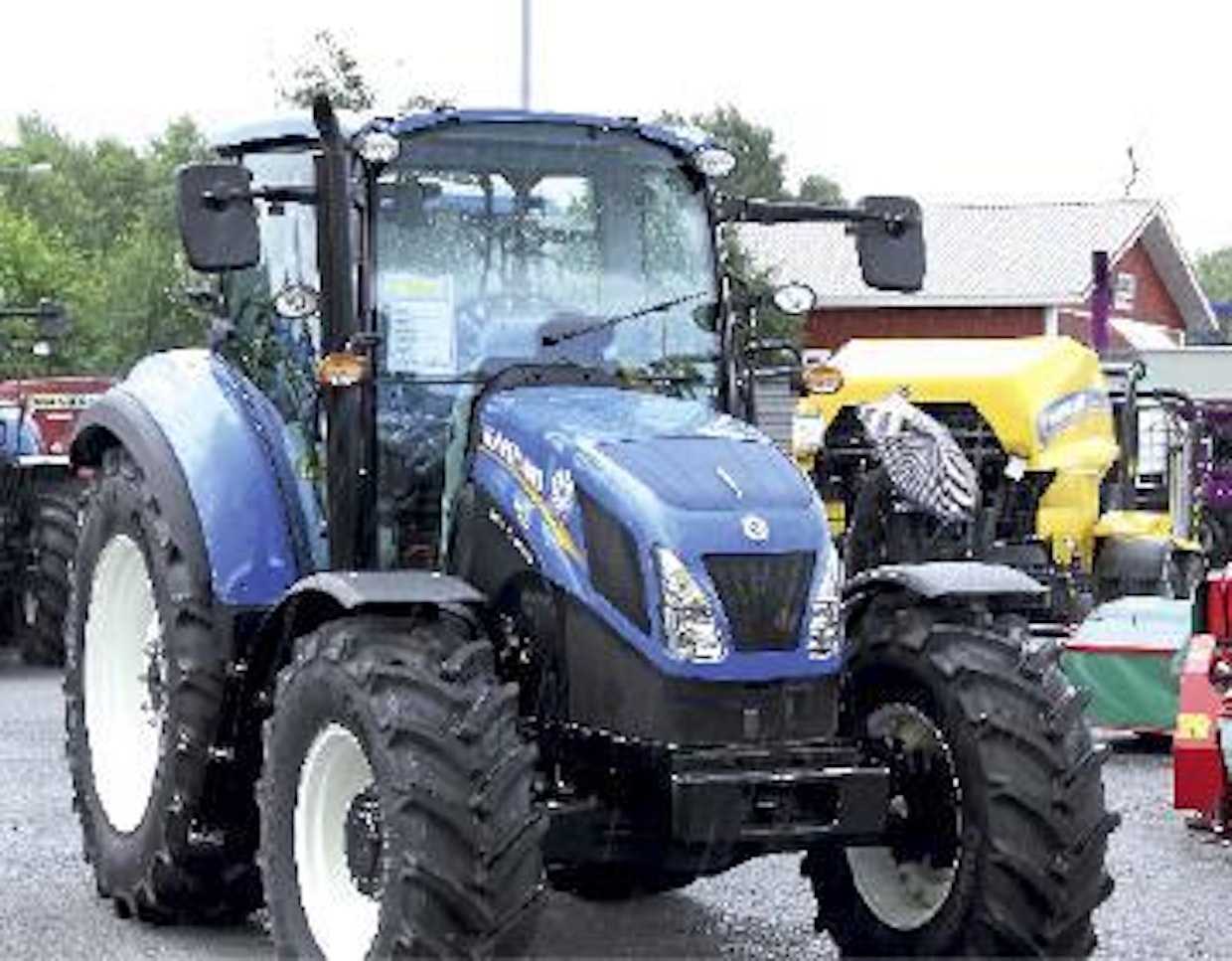 New Holland T5 Electro Command -traktorit täydentävät Agritekin NH-valikoimaa. T5 EC-malleja on yhteensä kolme, kaikissa on 3,4-litraiset nelosmoottorit. Mallikohtaiset tehot ovat 73, 77 ja 84 kW (99, 107 ja 114 hv). Electro Command -ajovoimansiirto on toiminnoiltaan vastaava kuin suuremmassa NH T6-sarjassa. Järjestelyn ansiosta saadaan käyttöön kahdeksan välitystä ilman ajokytkimen käyttöä. Vakiona välityksiä on 16 kumpaankin suuntaan, ajonopeushaarukka on 2,7–40 km/h. (HH)