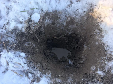 Tässä on viime syksyn tyypillinen esimerkki tiiviiltä savimaalta. Se on kynnetty, mutta vesi on jäänyt makaamaan kyntöanturan yläpuolelle. Pinta on jo muutaman sentin jäässä. Olosuhteet ovat muodostumassa sekä pelkistäviksi (vähähappisiksi) että ns. maanestettä huuhtoviksi. Liukoisten ravinteiden karkaaminen on todennäköistä.