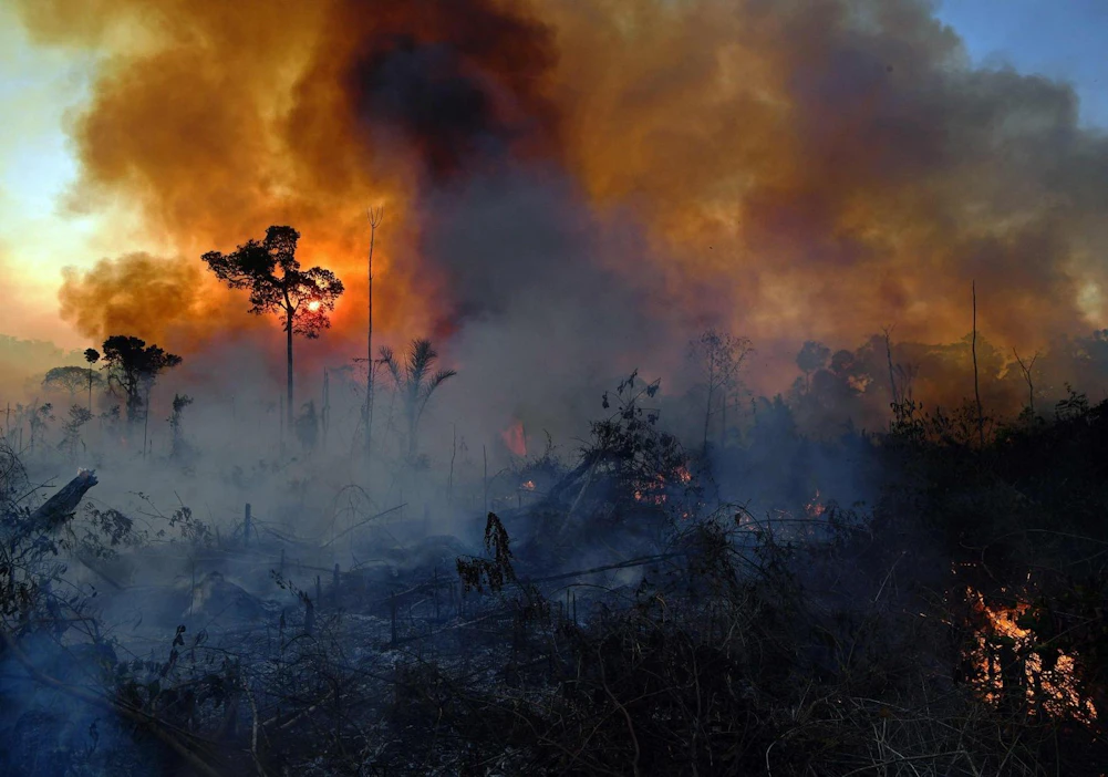 Metsäpaloja kiihdyttävät metsien polttaminen maanviljelyn tieltä sekä ilmastonmuutoksen kiihdyttämät kuumat ja kuivat kaudet. Kuva on Amazonin sademetsästä Brasiliasta elokuun puolivälistä. LEHTIKUVA / AFP
