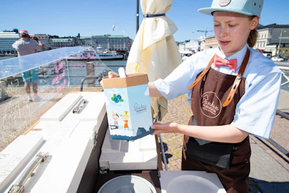 Porvoon jäätelötehdas korvasi tänä kesänä irtojäätelöiden muoviastiat kartonkisilla. Helsingin kauppatorilla jäätelöä myi Linnea Karsikas.