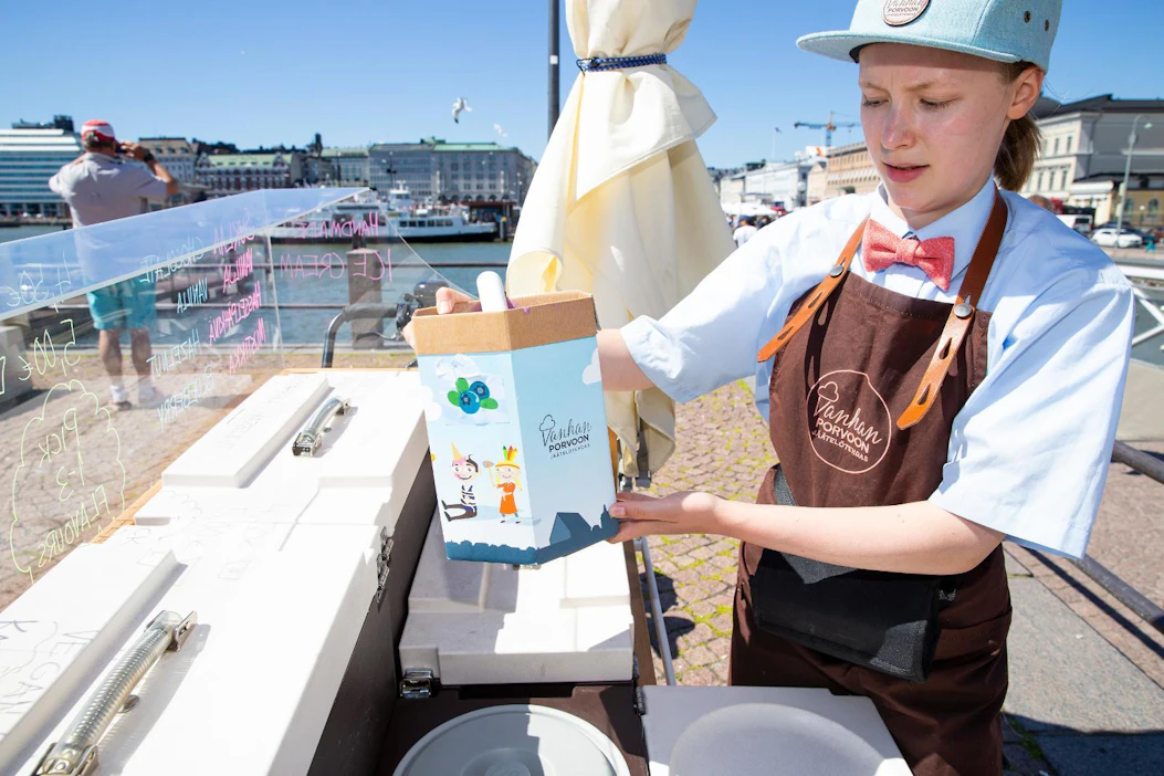 Porvoon jäätelötehdas korvasi tänä kesänä irtojäätelöiden muoviastiat kartonkisilla. Helsingin kauppatorilla jäätelöä myi Linnea Karsikas.