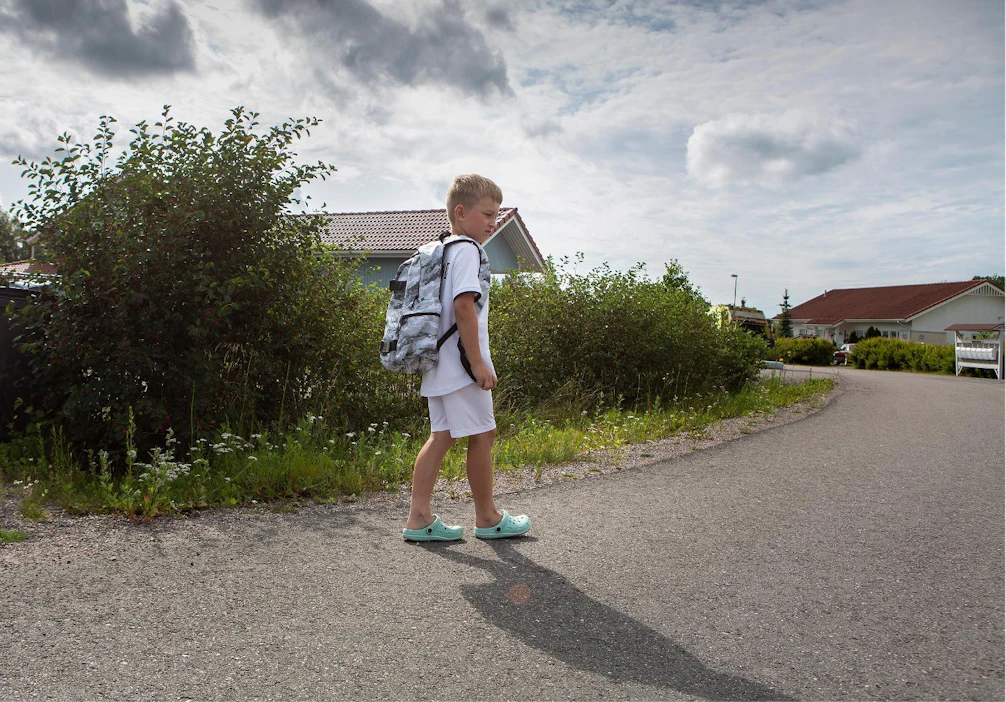 Vanhempia kannustetaan osoittamaan kiinnostusta lapsen kotitehtäviin, mutta ei tekemään läksyjä lapsen puolesta, koska se ei edistä lapsen oppimista.