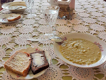 Kesäkahvilan menu on yksinkertainen mutta riittävä. Päivittäin vaihtuvan 6,5 euron keiton ja tuoreen leivän hinta-laatusuhde on kohdallaan.