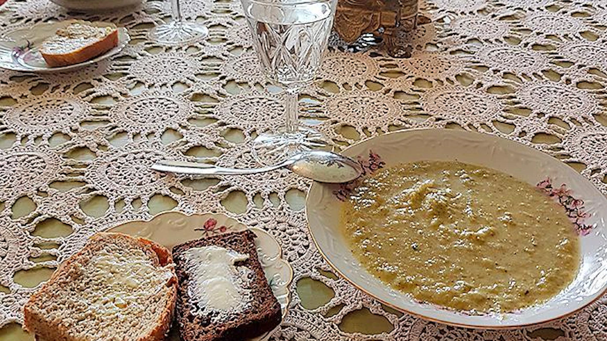 Kesäkahvilan menu on yksinkertainen mutta riittävä. Päivittäin vaihtuvan 6,5 euron keiton ja tuoreen leivän hinta-laatusuhde on kohdallaan.