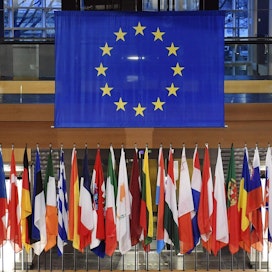 Euroopan unionin oikeusvaltiomekanismin odotetaan saavan tänään vihreää valoa EU-tuomioistuimelta, joka antaa päätöksensä mekanismin lainmukaisuudesta.