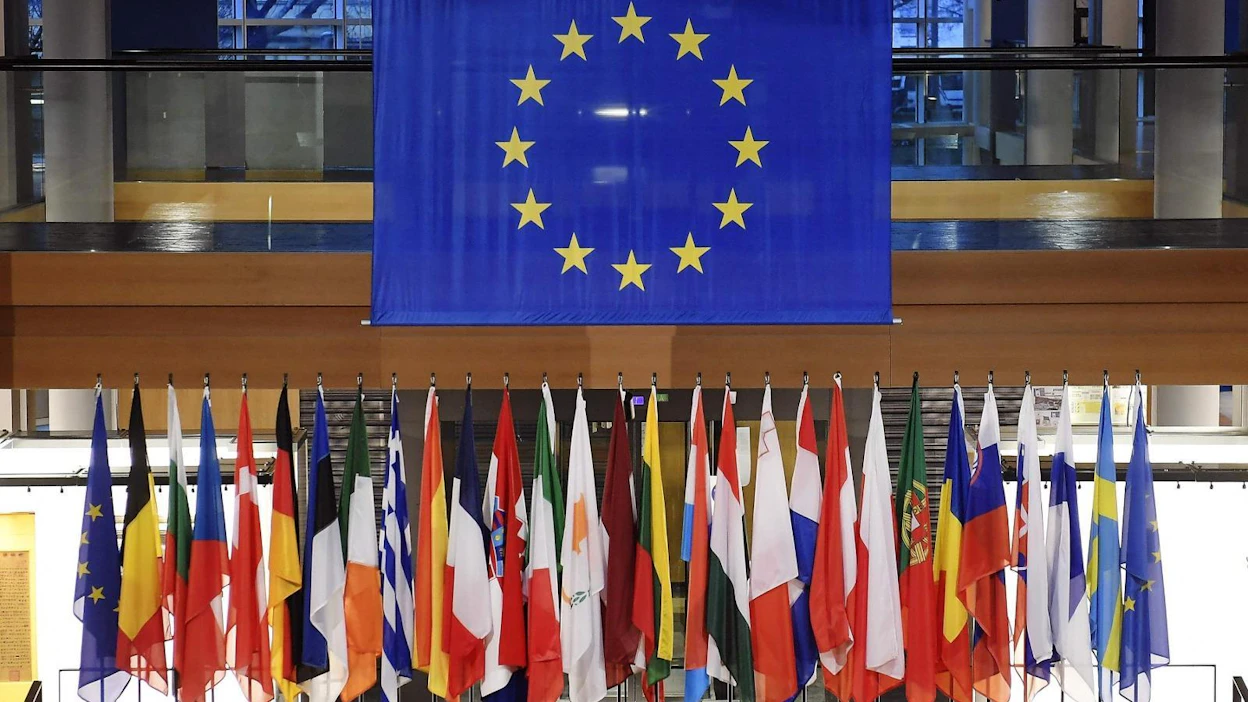 Euroopan unionin oikeusvaltiomekanismin odotetaan saavan tänään vihreää valoa EU-tuomioistuimelta, joka antaa päätöksensä mekanismin lainmukaisuudesta.