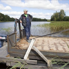 Markku Vuorikari Vanha kuorma-auton lava sai uuden elämän, kun Reijo Rantalaiho rakensi siitä lautan rakennustarvikkeiden kuljettamiseen.
