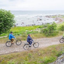 Örön saarelle pääsee lautalla, ja perillä voi vuokrata käyttöönsä polkupyörän.
