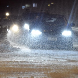 Ajokeli on tänään huono lumisateen vuoksi maan keskivaiheilla, varoittaa Ilmatieteen laitos. LEHTIKUVA / JUSSI NUKARI