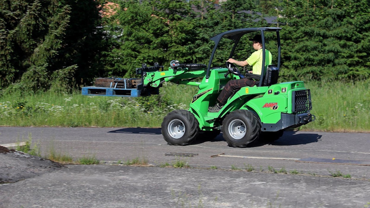 Yhtäjaksoisen työn akunkestoa mitattiin 250 m pitkällä testiradalla, joka sisälsi ajoa, suunnanmuutoksia, käännöksiä ja pari 400 kg:n taakan nostoa.