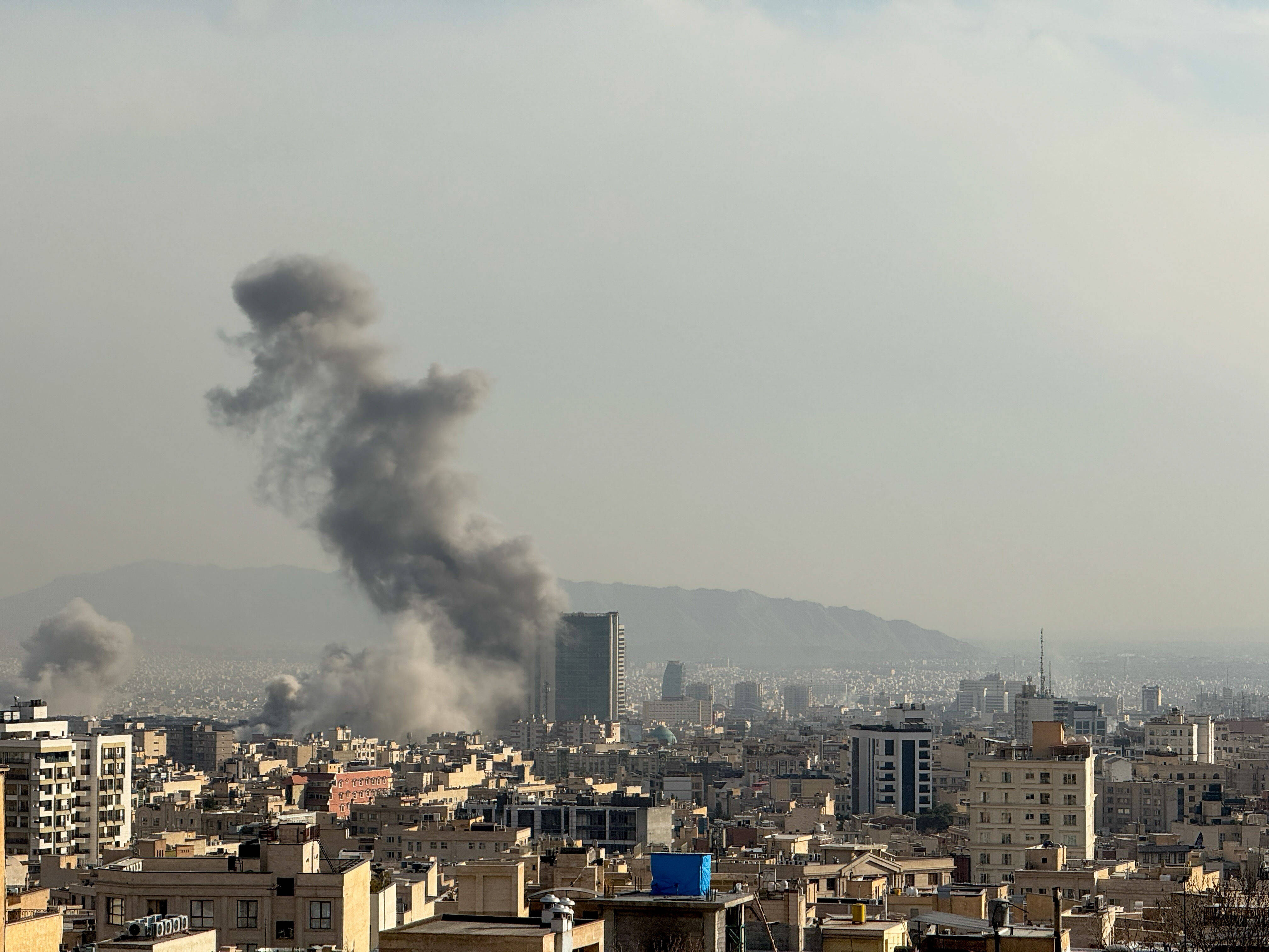 Pommitusten aiheuttamia paloja Iranin pääkaupungissa Teheranissa maanantaina 2.3.