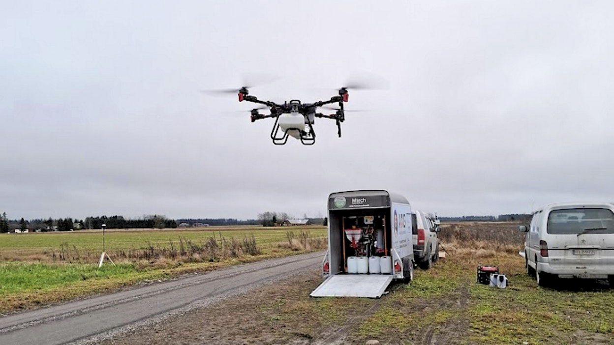 Marraskuun alussa tehtiin Suomen ensimmäinen drooniruiskutuksen koe Loimaalla Mtechin toimesta. XAG-droonitekniikassa käytetään RTK-tarkkuutta. Pellon reunaan on tuotu oma tukiasema.