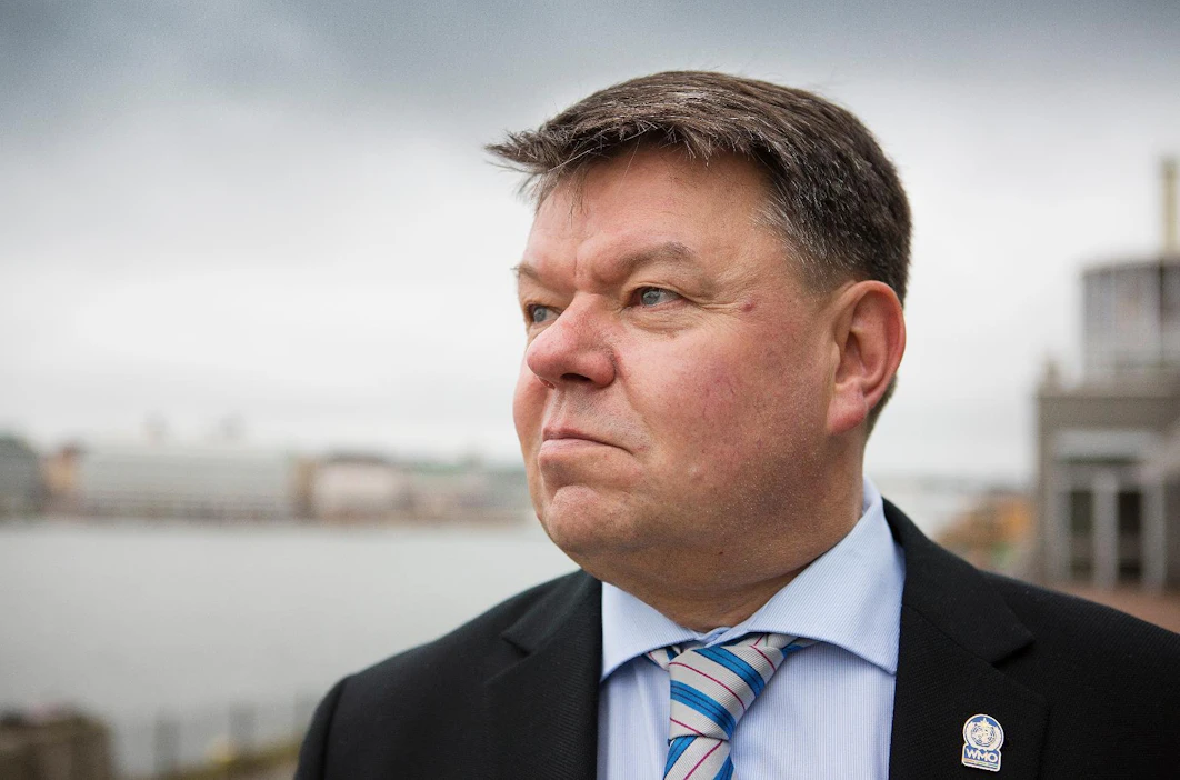 Ennen työskentelyään WMO:n pääsihteerinä Petteri Taalas on toiminut Ilmatieteen laitoksen pääjohtajana ja tutkimusprofessorina, Fortumin hallituksen jäsenenä sekä Itä-Suomen yliopiston hallituksen puheenjohtajana.