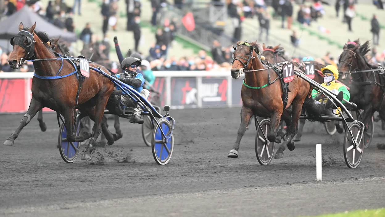 Tässä arkistokuvassa Face Time Bourbon on lyöty, ja se näkyy ohjastaja Anthony Barrierin naamalta. Etonnant kiri joulukuussa Vincennesin Prix du Bourbonnaisissa ohi mainitun supertähden. Nyt valjakko nappasi Criterium De Vitessen vyölleen ohittamalla Scuderia Bivansin toisen hevosen Vivid Wise AS:n lopussa.