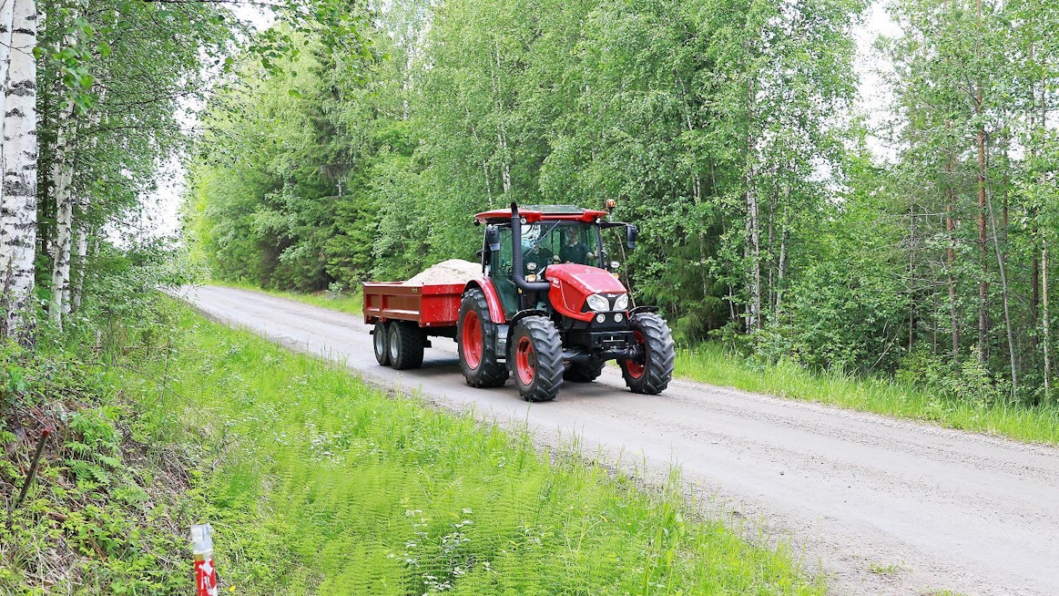 Zetor on siinä mielessä harvinainen suurempien traktoreiden valmistaja, että sen mallistossa on ainoastaan 40 km/h kulkevia malleja.