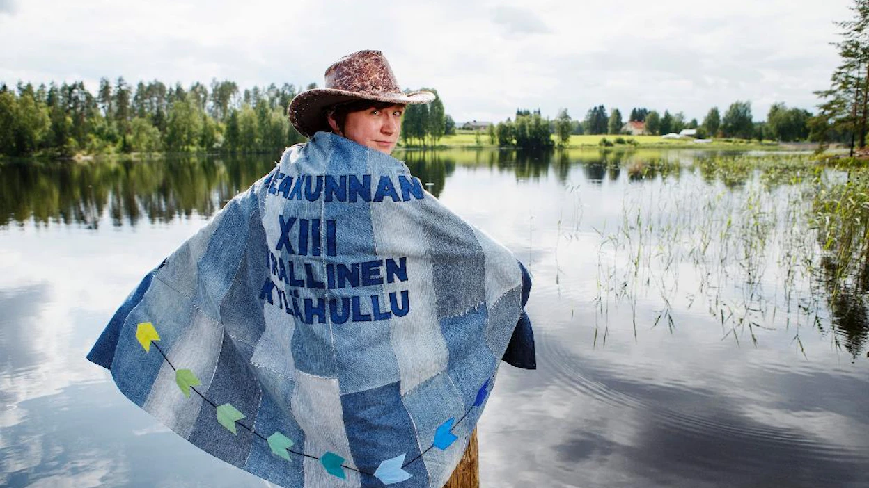 Arja Huovinen ei usko ruikuttamiseen vaan ratkaisuihin: ennenkin on selviydytty, miksei jatkossakin. Hänestä maaseutu on pidettävä asuttuna senkin takia, ettei ole suurempaa rahanhukkaa kuin jättää sinne rakennetut talot tyhjilleen.