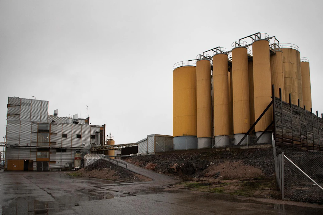 Avena Kantvikin rypsiöljypuristamo Kirkkonummella. Taustalla näkyvät säiliöt, joissa varastoidaan valmista rypsiöljyä.