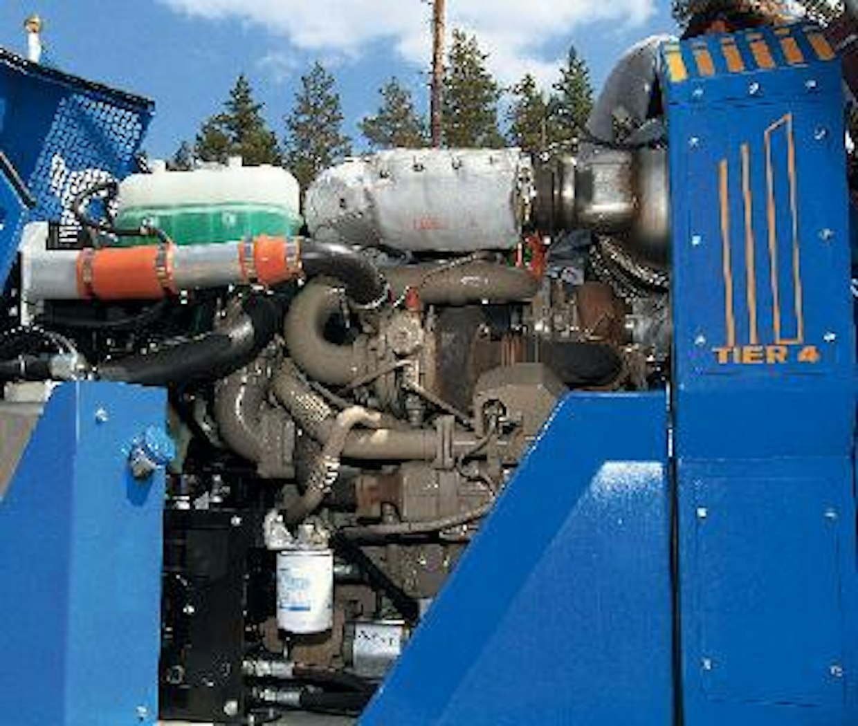 Pönttöjä piisaa! Rottne-harvesterin konehuone on täynnä apulaitteita. Stage4/Tier 4 Final -määräykset täyttävässä John Deere -moottorissa käytetään sekä urearuiskutusta että hiukkassuodatinta.