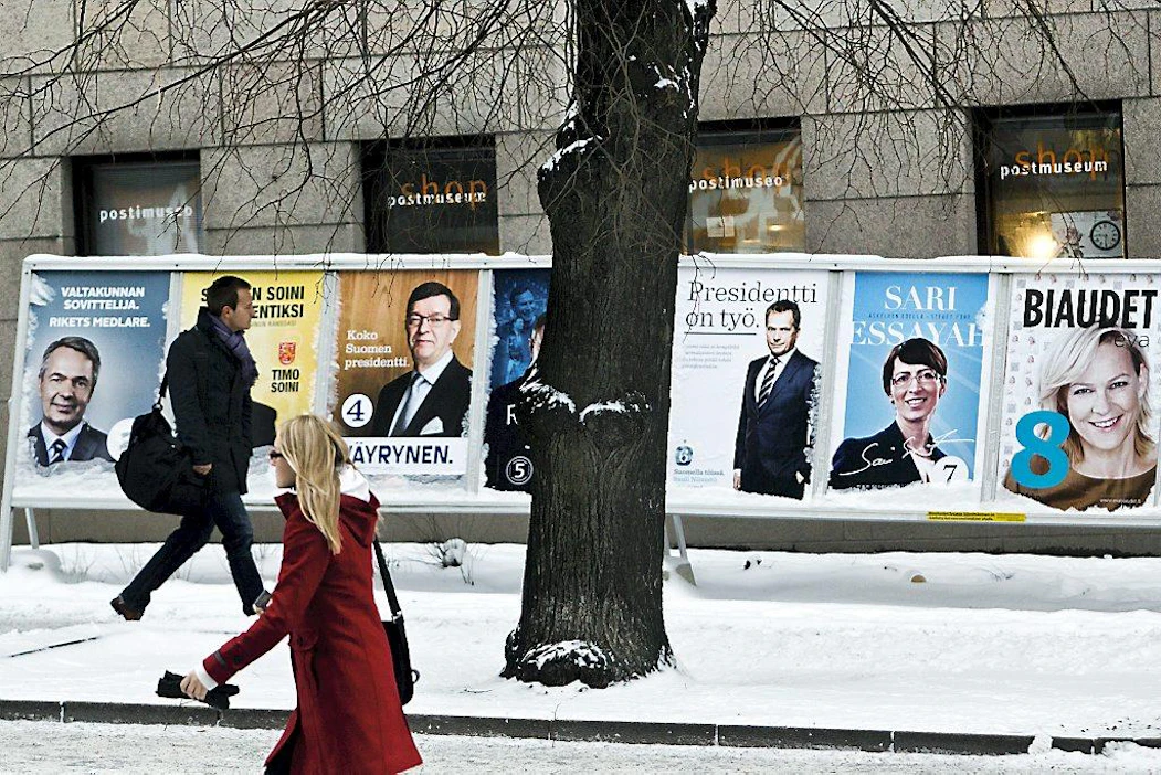 Presidentinvaalien ulkomainoksia Postitalon seinustalla Helsingissä.