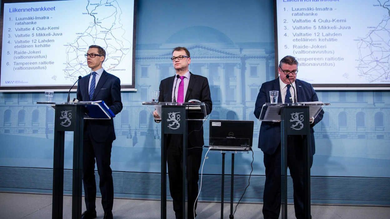 Hallitus esitteli kehysriihen tiedotustilaisuudessa uusia leikkauslistoja sekä uusia tieinvestointeja. Hallituspuolueiden puoluejohtajat Alexander Stubb, Juha Sipilä ja Timo Soini kertoivat olevansa tyytyväisiä, kun sopu syntyi.