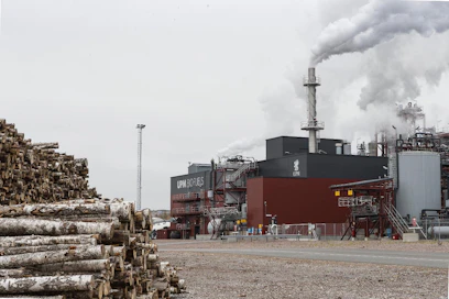 Lappeenrannan biojalostamo on yksi paikoista, joissa metsäteollisuus pyrkii luomaan uutta.