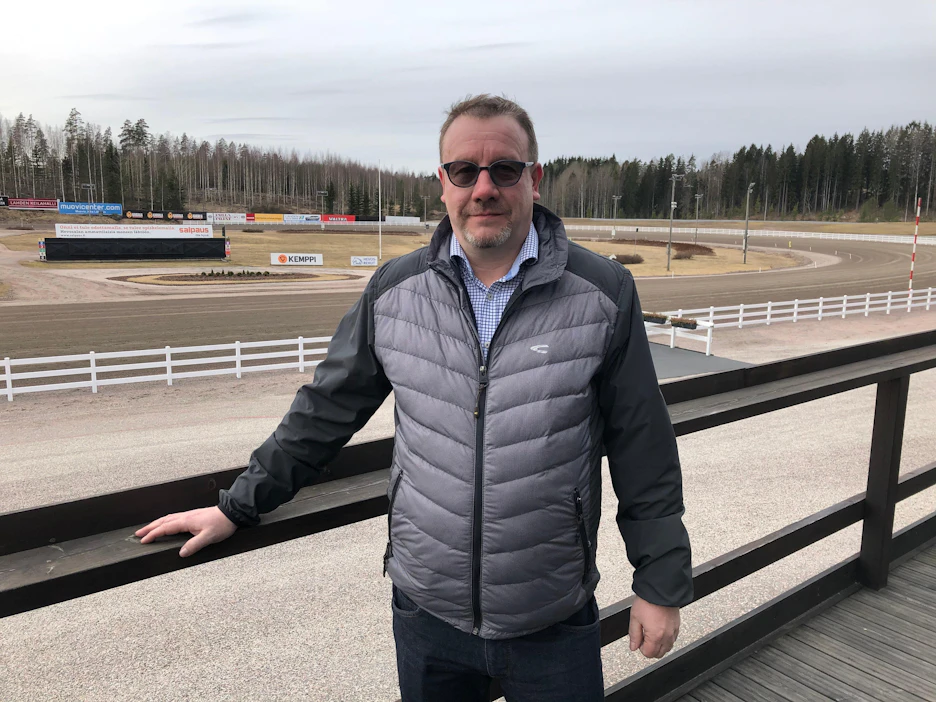 Ennen Jokimaata Pertti Immonen ehti luotsata Seinäjoen ravirataa 15 vuotta. "Kyllä siinä jotain tuli tästä alasta opittua."