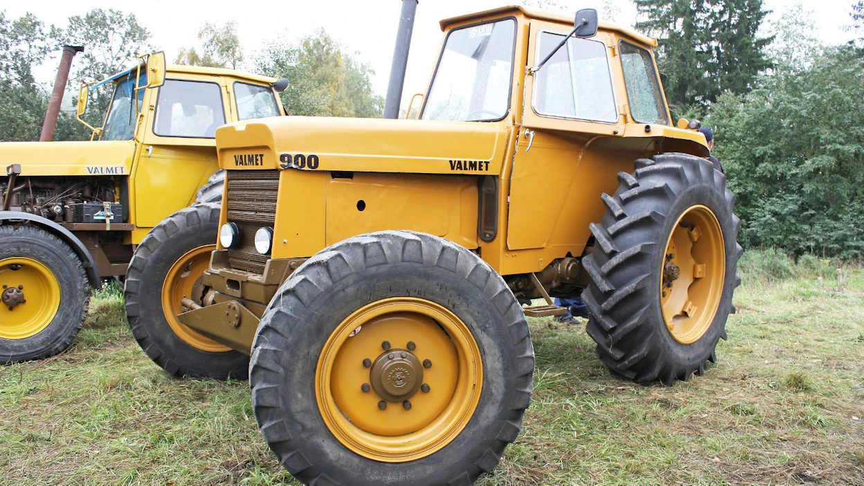Valmet 900 -traktoria valmistettiin vuosina 1967–73 (nelivetoa vuosina 1969–73) Suolahdessa. Yhteensä traktoria on valmistettu noin 100 kappaletta.