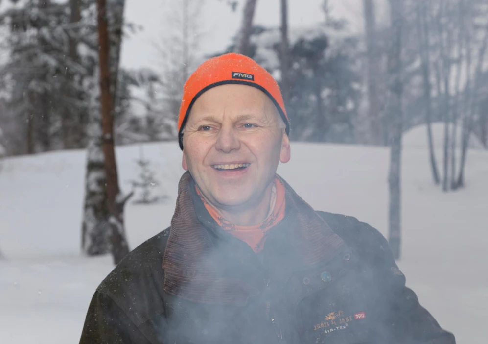 Jari Leppä ylipuhui oman metsästysseuransa jäsenet luopumaan lyijystä metsästyksessä. "Jos joku epäilee, ettei lyijyttömällä luodilla hirvi kaadu, niin voin sanoa, että kaatuu."