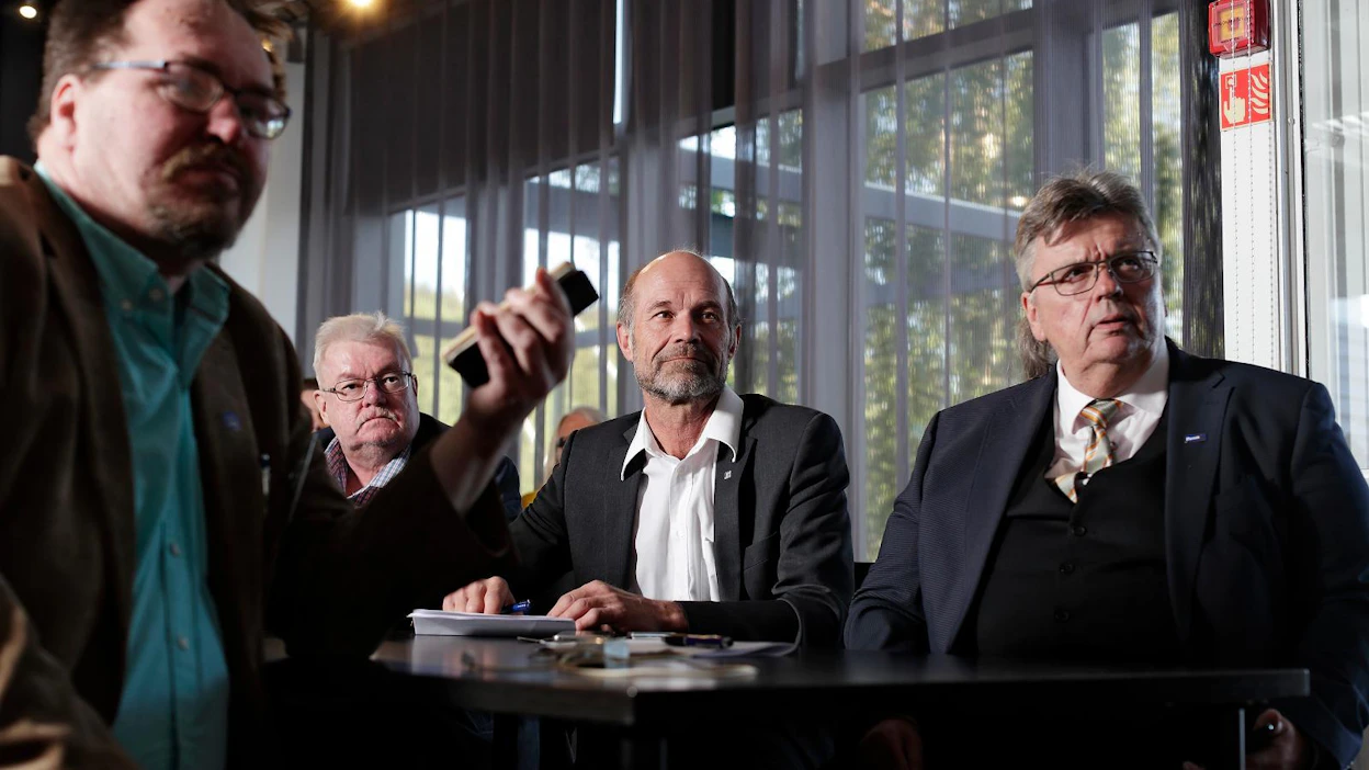 Jyväskylän seudun perussuomalaisten puheenjohtaja Jarmo Nahkamäki (vas.), kansanedustajan avustaja Pekka Kataja, kansanedustaja Jouni Kotiaho ja Keski-Suomen perussuomalaisten puheenjohtaja Jyrki Niittymaa ottivat ennakkoäänet vastaan Jyväskylässä.