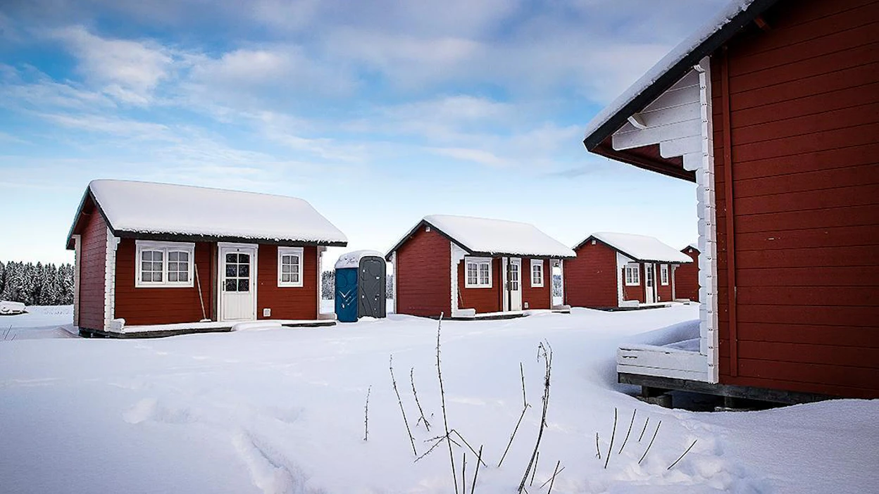 Wennborgin marjatilalla Hyvinkäällä ulkomaalaisille kausityöntekijöille on rakennettu oma mökkikylä.