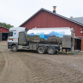Valio joutuu myymään 185 miljoonaa litraa tiloilta keräilemäänsä maitoa omakustannushintaan kilpailijoille.