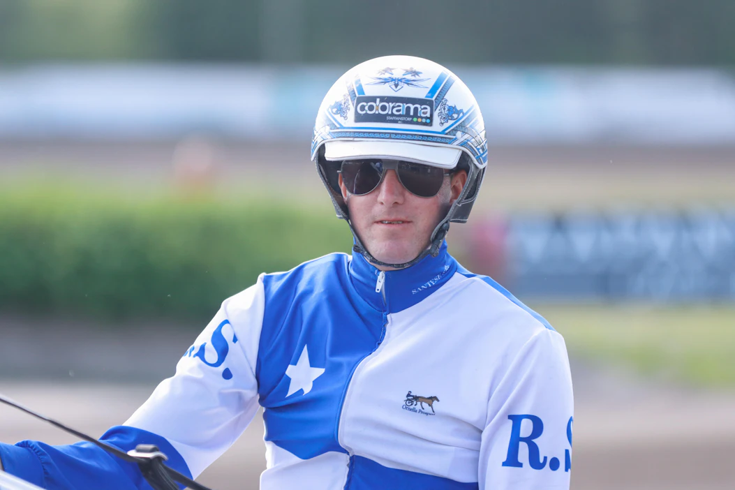 Cokstilen rattailta tuttu Christoffer Eriksson (kuvassa Elitloppet-kakkosen omistajan väreissä) on Matias Salon uuden vahvistuksen Wood Lanen edellinen valmentaja.