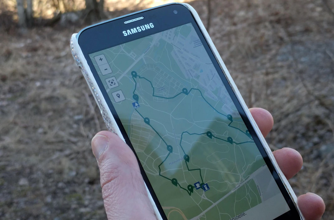 Puhelin opastaa Helsingin mielenkiintoisiin luontokohteisiin valmiiden reittien avulla. GPS-toiminnon avulla oma sijainti kartalla on koko ajan tiedossa.