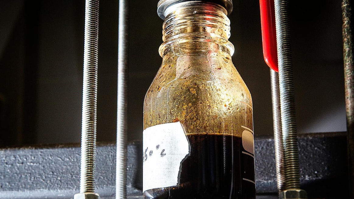 Glyfosaatin poistuminen markkinoilta lisää tarvetta löytää korvaavia torjunta-aineita. Pulloon putoilee pyrolyysin edetessä tislettä, jota kutsutaan myös puuöljyksi.
