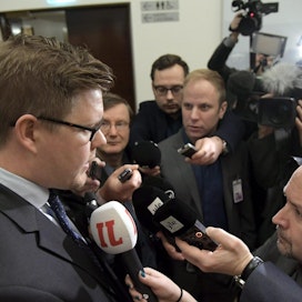 SDP:n eduskuntaryhmän puheenjohtaja Antti Lindtman päätyi toimittajien piiritykseen eduskunnassa. LEHTIKUVA /Markku Ulander