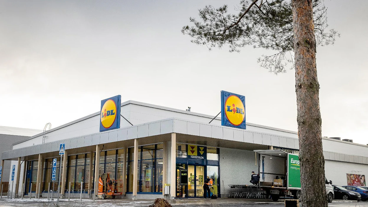 Puu näkyy Lidlin uudessa Riihimäen myymälässä selvästi katosta kannattavissa pilareissa. Ulkopinnan puu ei erotu yhtä selvästi. Seinät on päällystetty kuusiliimalevyyn perustuvalla materiaalilla.