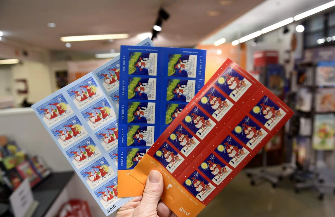 Kortit ehtii postittaa myöhemminkin, mutta silloin niiden lähettäminen on 1,2 euron hintaista joulumerkkiä kalliimpaa. LEHTIKUVA / MARTTI KAINULAINEN