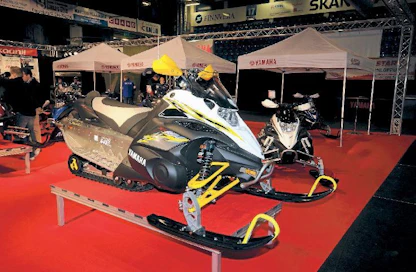 Nelitahtinen Yamaha Nytro jaksaa hämmästyttää. Voimanpesästä puuttuu kokonaan nelitahtisesten koneiden painontunne. Ajo-ominaisuudet ovat loistavat.